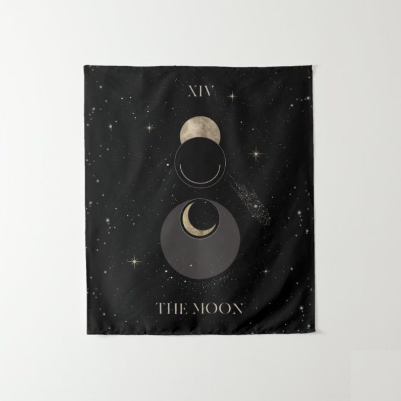 Puede incluir: Un tapiz negro con un dise&ntilde;o de luna dorada y blanca. El tapiz presenta el texto "XIV" y "THE MOON".