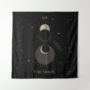Puede incluir: Un tapiz negro con un dise&ntilde;o de luna dorada y blanca. El tapiz presenta el texto "XIV" y "THE MOON".