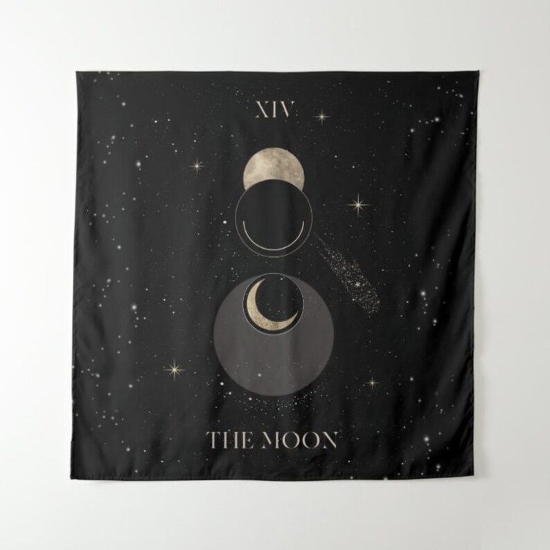 Puede incluir: Un tapiz negro con un dise&ntilde;o de luna dorada y blanca. El tapiz presenta el texto "XIV" y "THE MOON".