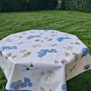 Round oilcloth 155cm wide &quot;Blue flowers&quot;.