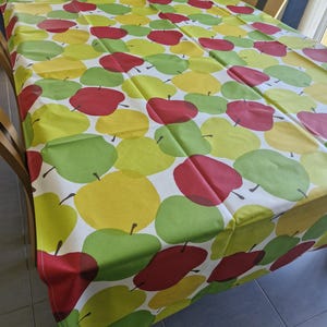 Rectangular coated cotton canvas in hemmed coated cotton 3m x 1.50m &quot;Apples&quot;.