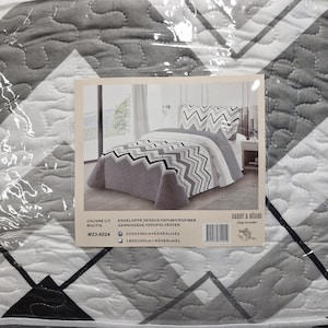 Peut inclure: Une couette en microfibre avec un motif chevron gris et blanc. L'ensemble comprend une housse de couette et une taie d'oreiller. La housse de couette mesure 220x240cm et la taie d'oreiller 65x65cm. L'ensemble est fabriqué par Fazar a Chual.