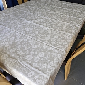 Rechteckiger beschichteter Baumwoll-Canvas mit Saum 2,20 m x 1,55 m „Weiße Blumen“.