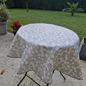 Round oilcloth 155cm wide &quot;Grey and white cotton flowers&quot;.
