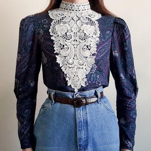 Blusa victoriana de encaje con estampado paisley de Scott McClintcock, cuello alto, mangas abullonadas y cierre de botones en la espalda, talla pequeña.