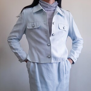 COURREGES Pastell Blau 2-teiliges Set Jacke Rock Crop Blazer Mit Taschen Größe S Bild 12