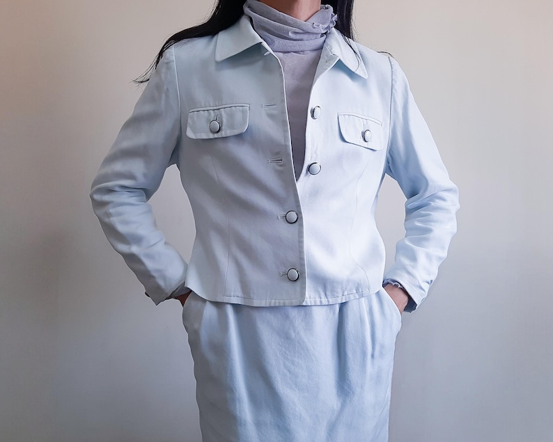 COURREGES Pastell Blau 2-teiliges Set Jacke Rock Crop Blazer Mit Taschen Größe S Bild 12