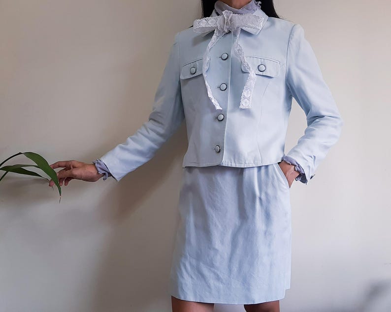COURREGES Pastell Blau 2-teiliges Set Jacke Rock Crop Blazer Mit Taschen Größe S Bild 14