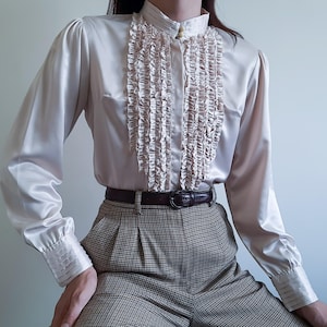 Blusa vintage beige con volantes, cuello alto, satén, mangas abullonadas, camisa romántica