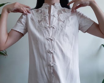 Vintage 60s Cheongsam Hand Embroidered Dress Cutwork Ribbed Cotton Dress Pale Pink Mod Dress Mandarin Collar Button up Metal Zipper Front