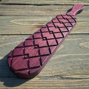 Paleta de azotes BDSM - Sobre la rodilla con patrón de impresión de diamante - Juguete BDSM - Corazón Púrpura - Personalizar con un mensaje