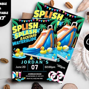 Puede incluir: Una invitación colorida para una fiesta de tobogán de agua en el patio trasero. La invitación presenta un tobogán de agua de dibujos animados, una piscina y juguetes inflables. El texto de la invitación dice "Splish Splash Backyard Waterslide" e incluye la fecha, la hora y la ubicación de la fiesta.
