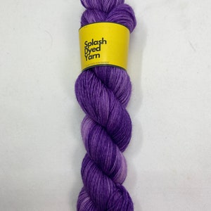 Hand dyed yarn. Fingering yarn. Semi solid purple color.  Hand dyed fingering yarn. 100 gram, 500 meter. Very fine merino wool.