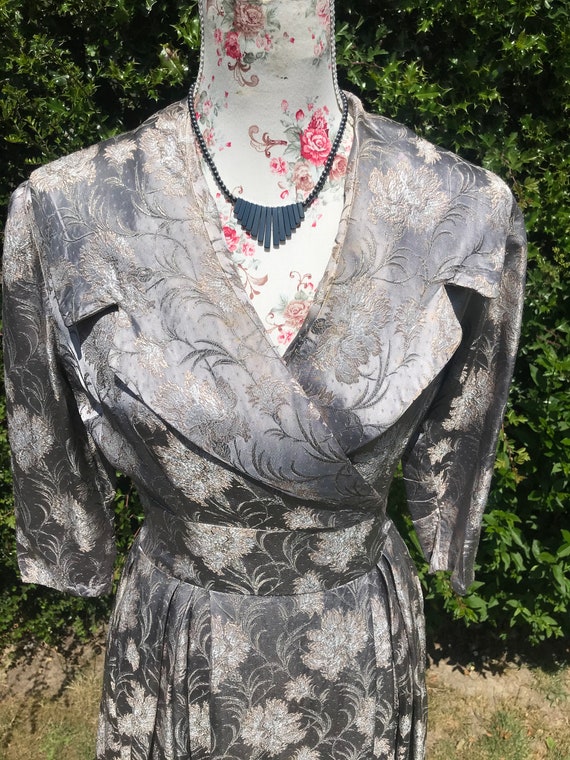 Vintage 1950s brocade dress in silver and gold, 1… - image 6