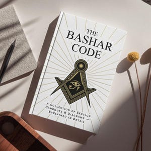Könnte beinhalten: Ein Hardcover-Buch mit dem Titel "The Bashar Code" mit weißem Einband und goldenen Akzenten. Das Cover zeigt ein schwarz-goldenes Freimaurersymbol und strahlenförmige Linien. Der Untertitel des Buches lautet "A Collection of Session Handouts & Diagrams - Explained in Detail."