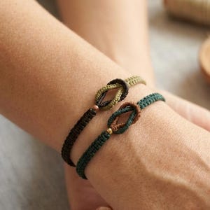 Mikromakramésnörearmband Specialtillverkade vänskapsfotlänkar | Smala vattentäta surfarmband | Casual hantverksarmband för män och kvinnor