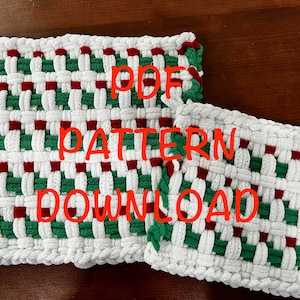 Puede incluir: Dos agarraderas de olla blancas de punto con rayas rojas y verdes. Las agarraderas de olla tienen una textura tejida. El texto "PDF PATTERN DOWNLOAD" está escrito en rojo en las agarraderas de olla.