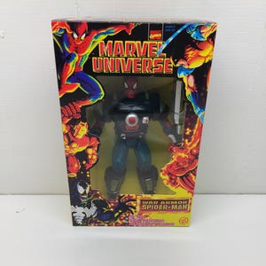 Puede incluir: Una figura de acci&oacute;n de War Armor Spider-Man de Marvel Universe. La figura mide 25,4 cm de alto y es completamente articulada. La figura lleva un traje negro y rojo con una pieza de pecho plateada. La figura viene con un accesorio.