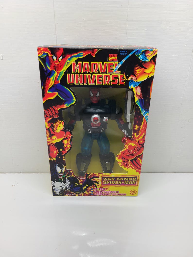 Puede incluir: Una figura de acci&oacute;n de War Armor Spider-Man de Marvel Universe. La figura mide 25,4 cm de alto y es completamente articulada. La figura lleva un traje negro y rojo con una pieza de pecho plateada. La figura viene con un accesorio.