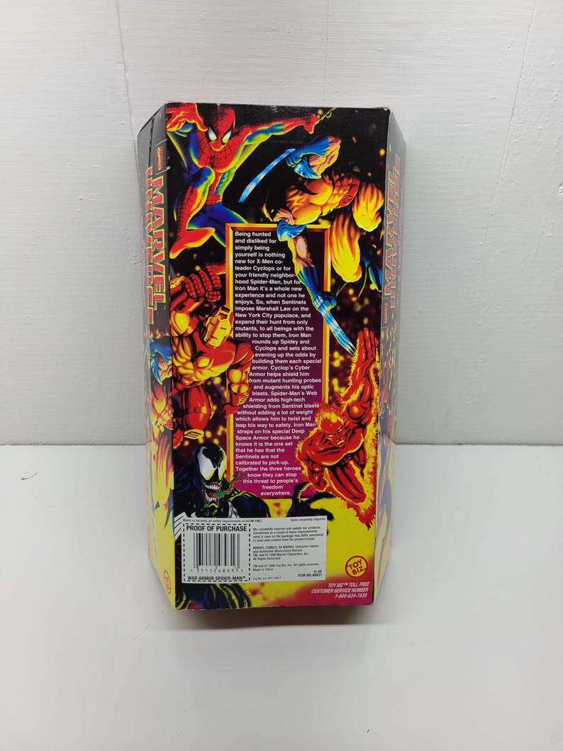 Puede incluir: Una caja colorida con personajes de Marvel, incluyendo Spider-Man, Wolverine, Iron Man, Venom y la Antorcha Humana. La caja tiene un esquema de color rojo, amarillo y negro con la palabra "MARVEL" impresa en letras blancas grandes. El texto en la caja describe los personajes y sus habilidades. La caja tambi&eacute;n incluye un c&oacute;digo de barras "PROOF OF PURCHASE".