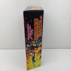 Puede incluir: Una caja de figura de acci&oacute;n de Marvel Universe con Wolverine en una pose din&aacute;mica. La caja es negra con un fondo amarillo y naranja y el texto "Marvel Universe" en blanco. La figura es totalmente articulada e incluye un accesorio.