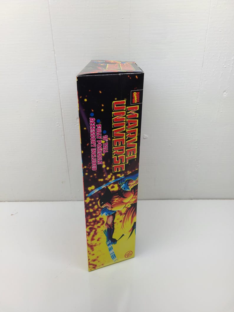 Puede incluir: Una caja de figura de acci&oacute;n de Marvel Universe con Wolverine en una pose din&aacute;mica. La caja es negra con un fondo amarillo y naranja y el texto "Marvel Universe" en blanco. La figura es totalmente articulada e incluye un accesorio.