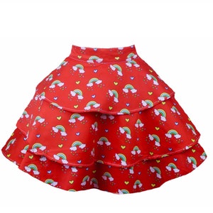 Rote Regenbogen Damen Hostess Schürze. Retro Rara Schürze für Frauen. Helle Kitsch Regenbogen in einer niedlichen Schicht Rara Halbrock Schürze