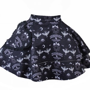 Avental de hospedeira das mulheres da bruxa oculta preta Ouija. Retro Pin Up Black Witchy meio avental de 2 camadas. Cozimento de Bruxa Gótica. Mariposa da Morte de Crânios Ouija