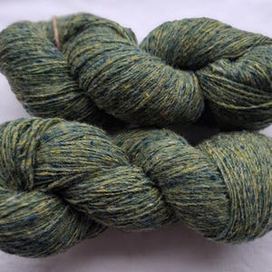 Wollgarn zum Stricken, Hochwertiges grünes 100 % Tweed Wollgarn. Natürliches Lanolin-Garn.