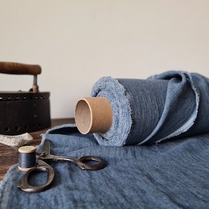 Puede incluir: Un juego de tres tazas de cer&aacute;mica con un acabado mate moteado. Las tazas son de color crema, gris claro y gris oscuro. Cada taza tiene un dise&ntilde;o simple y minimalista.