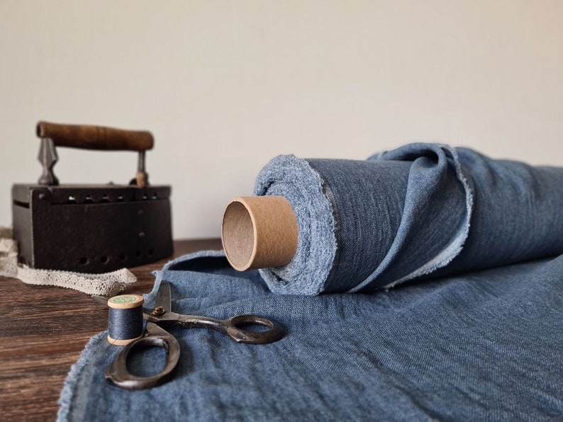 Puede incluir: Un juego de tres tazas de cer&aacute;mica con un acabado mate moteado. Las tazas son de color crema, gris claro y gris oscuro. Cada taza tiene un dise&ntilde;o simple y minimalista.