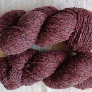 Wollgarn zum Stricken, Hochwertiges handgefärbtes Pink, Lila und mehrfarbiges Wollgarn. Natürliches Lanolin-Garn.