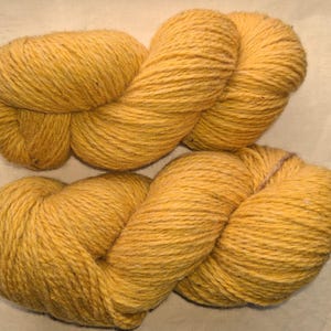 Wollgarn zum Stricken, Hochwertiges lindhoniggelbes Tweed Schurwollgarn. Natürliches Lanolin-Garn.