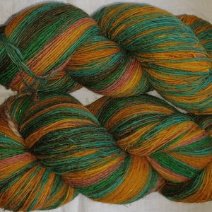 Wolle Garn zum Stricken, Hochwertige mehrfarbige grün orange gestreifte Wolle. Natürliches Lanolin-Garn