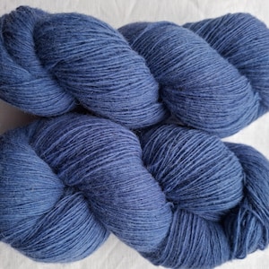 Wollgarn zum Stricken, Hochwertige blau gefärbte 100 % Merinowolle. Natürliches Lanolin-Garn.
