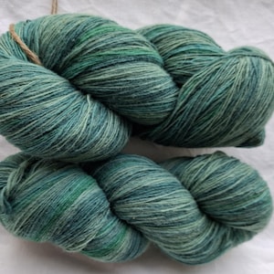 Wollgarn zum Stricken. Hochwertige multicolor grün, gestreifte 100 % Wolle. Natürliches Lanolin-Garn.