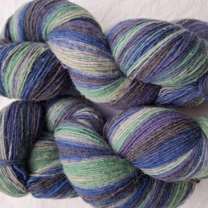 Wollgarn zum Stricken. Hochwertige multicolor grün, blau gestreifte 100% Wolle. Natürliches Lanolin-Garn.