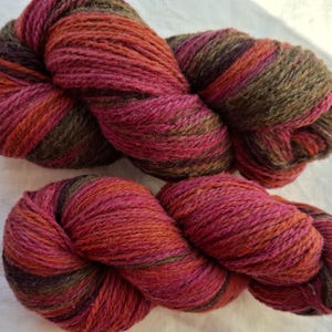 Wollgarn zum Stricken, Hochwertiges himbeerrot, grünlich-grau gestreiftes, handgefärbtes Wollgarn. Natürliches Lanolin-Garn.