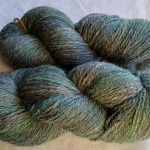 Wollgarn zum Stricken, Hochwertiges waldgrünes handgefärbtes Wollgarn. Natürliches Lanolin-Garn.