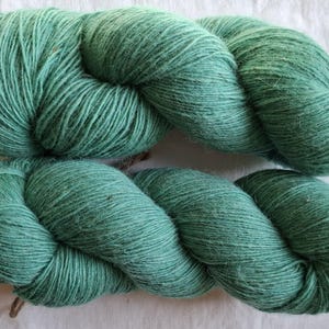 Wollgarn zum Stricken. Hochwertige handgefärbte 100 % Merino Wolle. Natürliches Lanolin-Garn.
