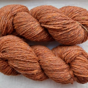 Wollgarn zum Stricken. Hochwertiges multicolor Zimtbraun handgefärbtes Garn. Natürliches Lanolin-Garn.