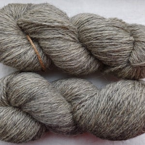 Filato di lana per maglieria, filato di lana merino 100% non tinto, grigio naturale di alta qualità. Filato di lanolina naturale