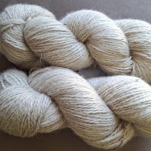 Wollgarn zum Stricken, Hochwertiges ungefärbtes Wollgarn. Natürliches Lanolin-Garn.