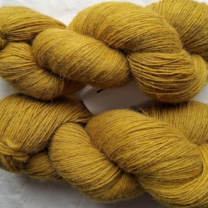 Wollgarn zum Stricken. Hochwertige naturgelbe 100 % Merinowolle. Natürliches Lanolin-Garn.