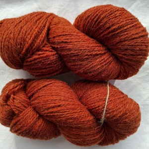 Wollgarn zum Stricken, Hochwertiges rostoranges Wollgarn. Natürliches Lanolin-Garn.