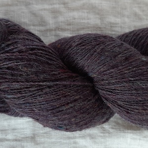 Wollgarn zum Stricken, Hochwertiges dunkelviolettes Wollgarn.  Natürliches Lanolin-Garn.