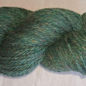 Wollgarn zum Stricken, Hochwertiges blaugrünes Tweed Wollgarn. Natürliches Lanolin-Garn.