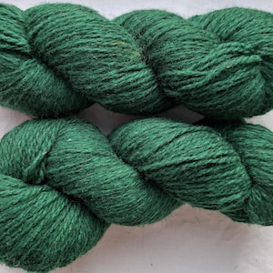 Wolle zum Stricken, Hochwertiges dunkles Waldgrün 100 % Wolle. Natürliches Lanolin-Garn.