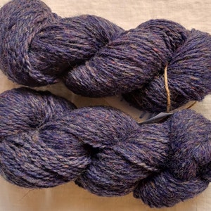 Wollgarn zum Stricken, Hochwertiges blau-graues handgefärbtes Wollgarn. Natürliches Lanolin-Garn.