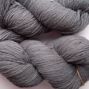Wollgarn zum Stricken, Hochwertiges grau blaues Wollgarn. Natürliches Lanolin-Garn.